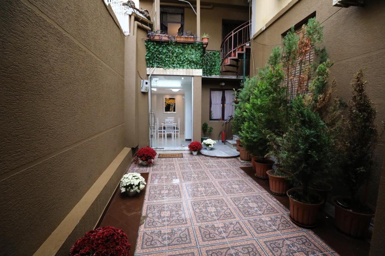 Little Corner Hostel Tiranë Eksteriør bilde
